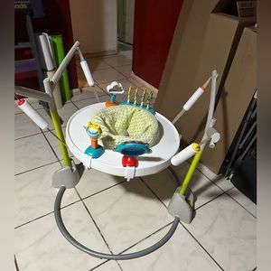 Skip hop jumpscape fold away jumper